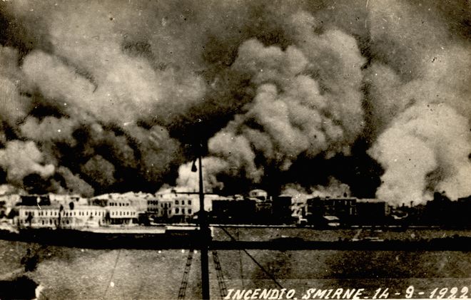 121. Η Σμύρνη καίγεται